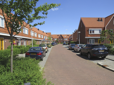 906356 Gezicht in de Kastanjestraat in de wijk Ondiep te Utrecht, naar het noorden.